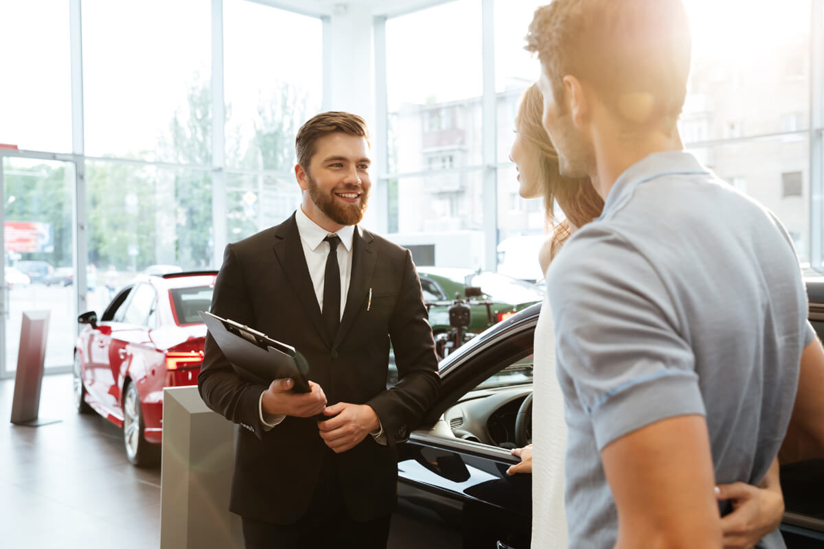 Mitarbeiter spricht mit Kunden