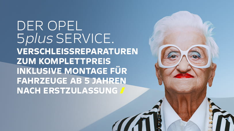 Werbegrafik für den Opel 5plus Service. Links steht: „DER OPEL 5plus SERVICE. VERSCHLEISSREPARATUREN ZUM KOMPLETTPREIS INKLUSIVE MONTAGE FÜR FAHRZEUGE AB 5 JAHREN NACH ERSTZULASSUNG“. Rechts eine Person mit weißem Haar in schwarz-weiß gestreifter Jacke, weißem Hemd und Perlenkette vor blauem Hintergrund.