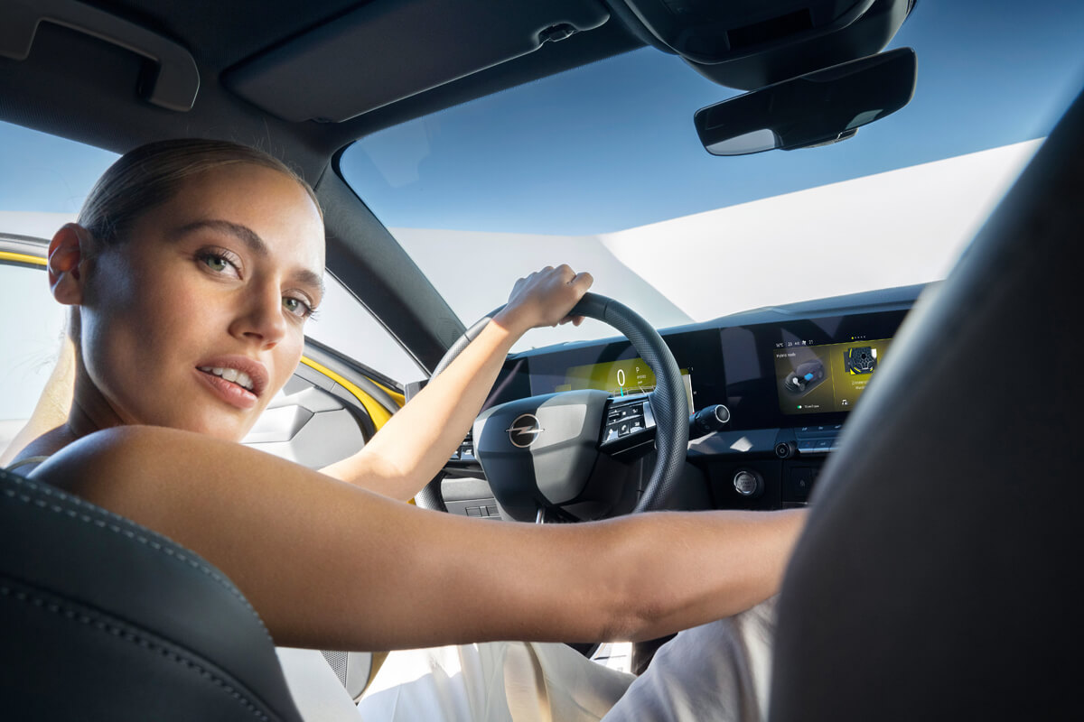 Person am Steuer eines PKW