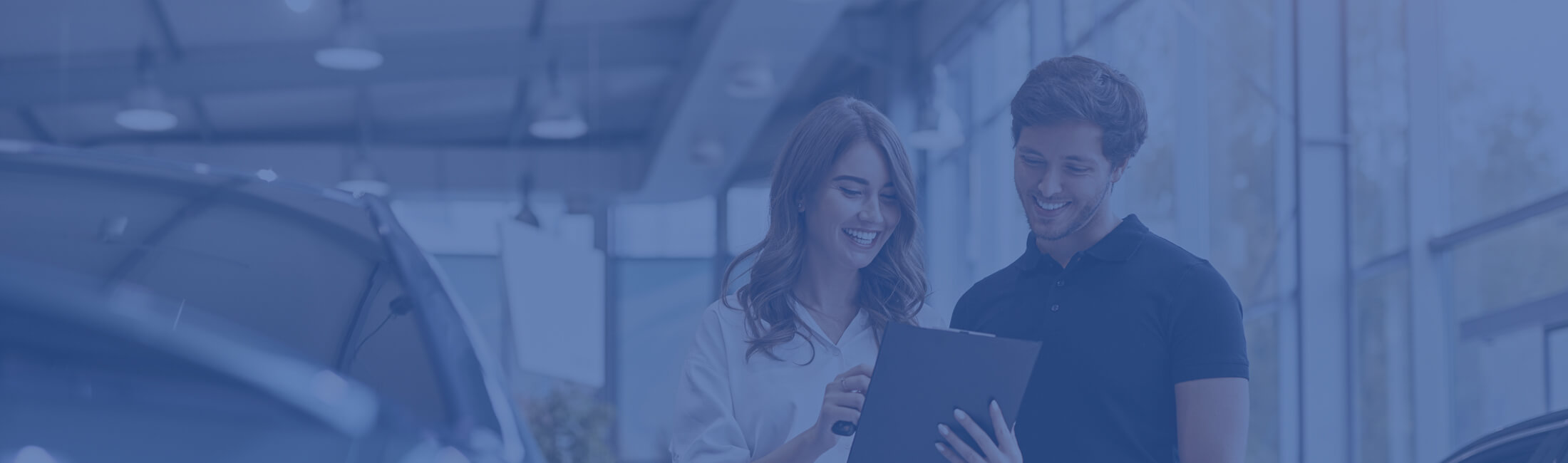 Zwei Personen schauen auf ein Dokument und l&auml;