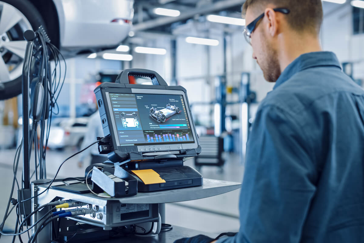 Mitarbeiter bei Fehleranalyse