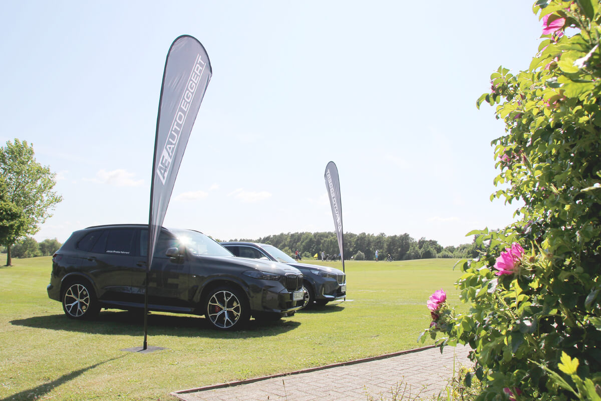Event mit Auto auf einer Wiese