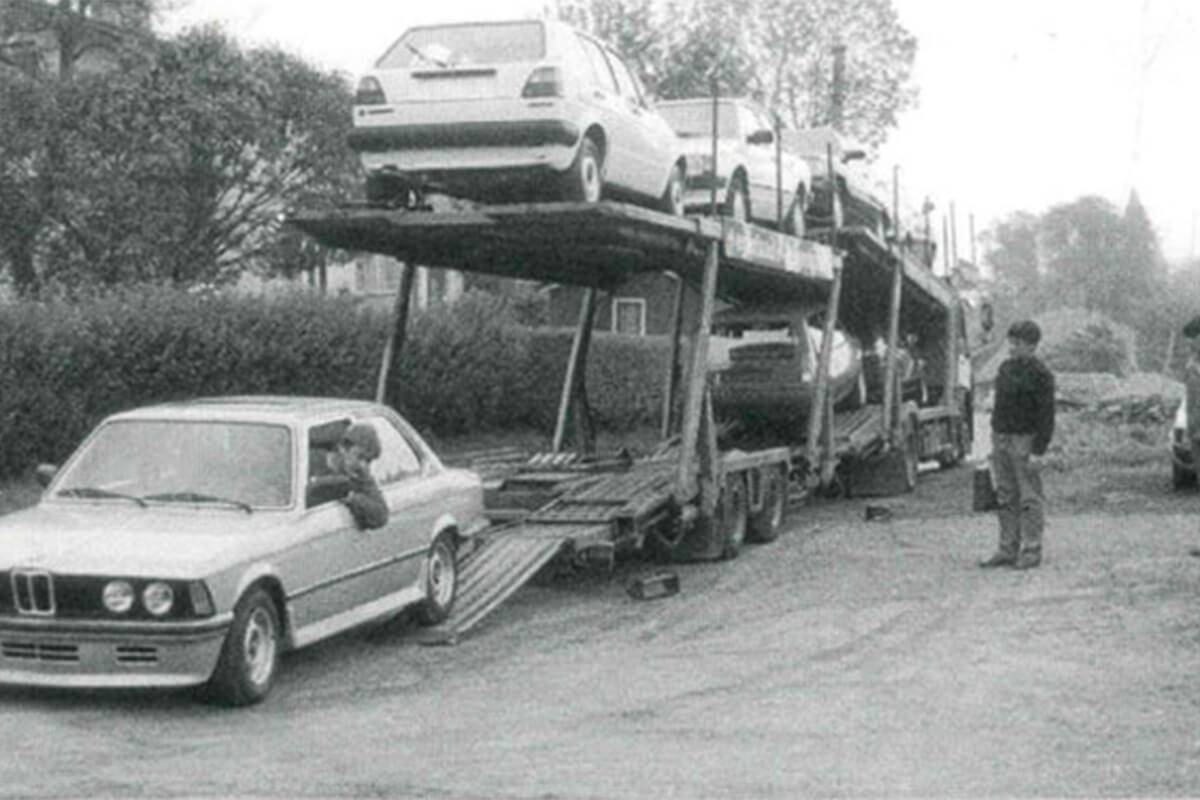 LKW mit geladenen Autos