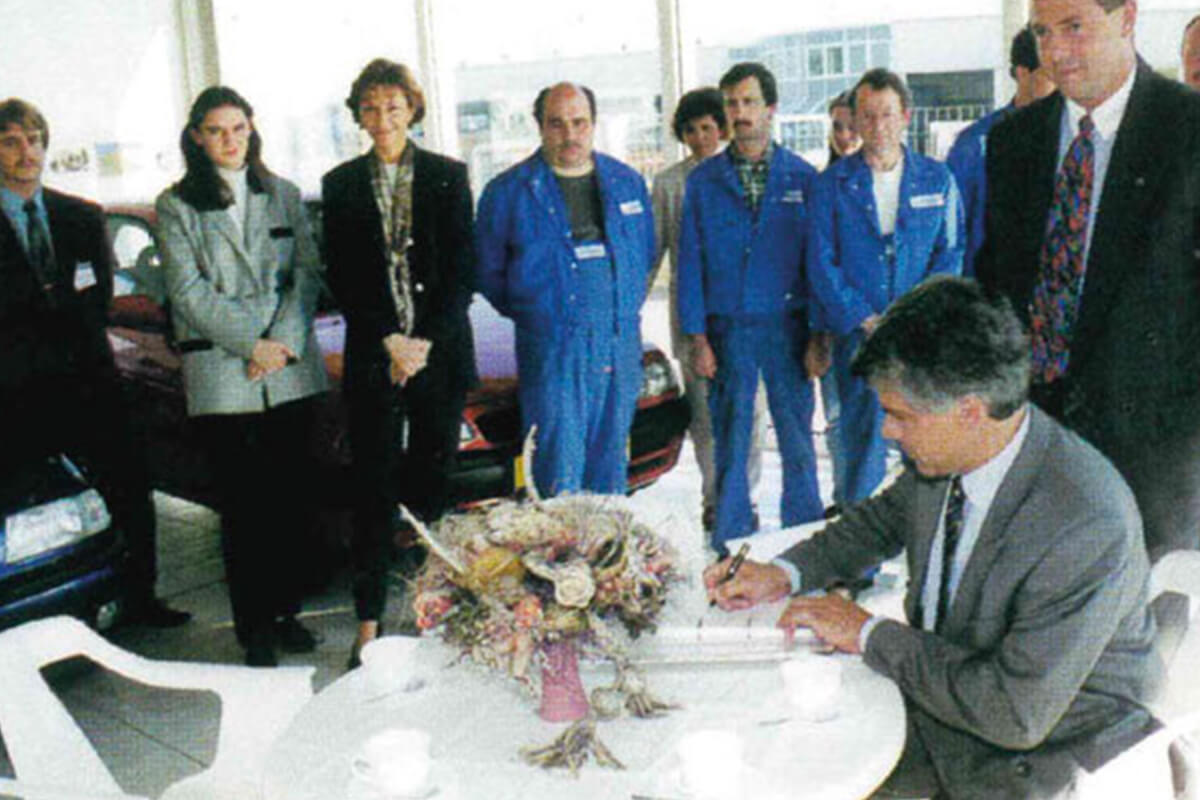 Mitarbeiter stehen im Kreis