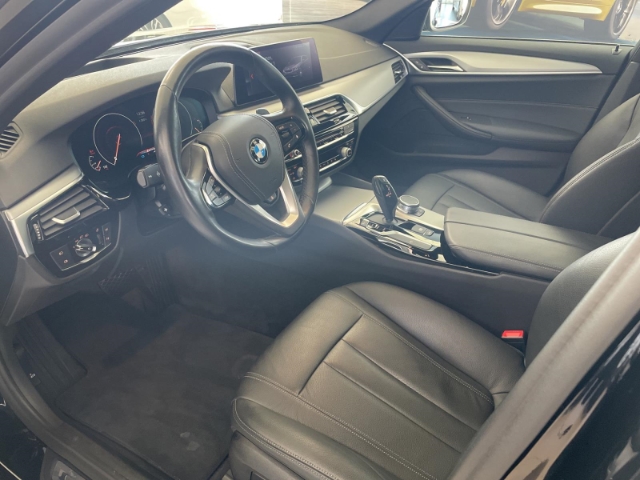 BMW 520 d Touring Park-Assistent Leder LED Navi StandHZG Keyless HUD Rückfahrkam. Panorama