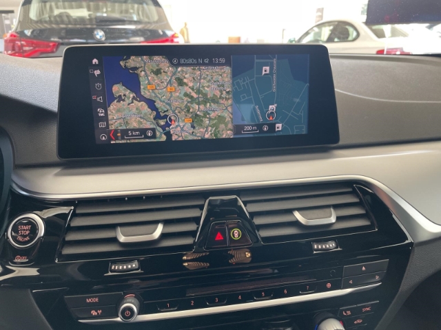 BMW 520 d Touring Park-Assistent Leder LED Navi StandHZG Keyless HUD Rückfahrkam. Panorama
