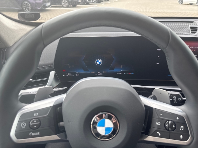 BMW X1 18d sDrive xLine Park-Assistent HUD AHK-klappbar Navi Digitales Cockpit Park-Assistent