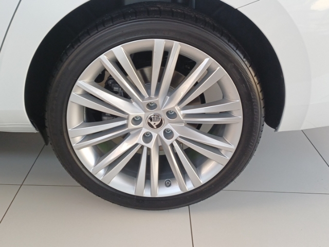 Skoda Superb Combi Style 2,0 TDI 110 kW 7-Gang DSG StandHZG AHK Navi digitales Cockpit Memory Sitze