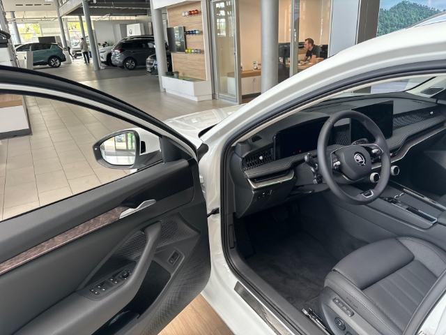 Skoda Superb 2.0 110kW EU6e Combi L&K 2,0 TDI 110 k W 7-Gang automat.