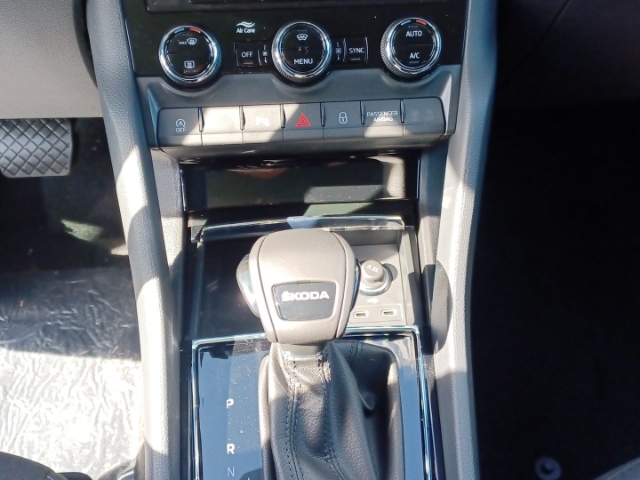 Skoda Karoq Selection 1.5 ACT Anhängerkupplung, Navigationssystem, Matrix-LED