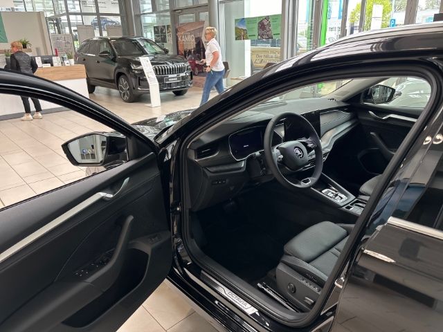 Skoda Octavia 2.0 Selection DPF EU6e Combi Ultimate Schwarz 2,0 TDI 110 kW 7-