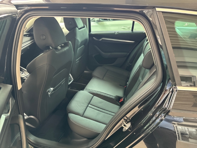 Skoda Octavia 2.0 Selection DPF EU6e Combi Ultimate Schwarz 2,0 TDI 110 kW 7-