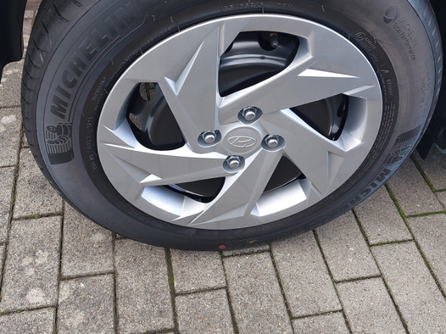 Hyundai i20 EU6e FL (MY25) 1.2 Benzin (79 PS) 5-MT 2WD Select