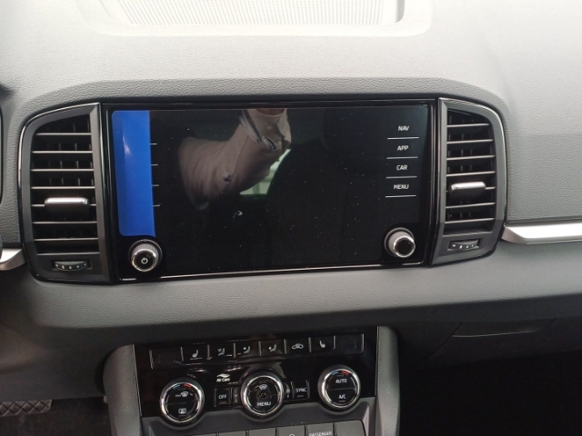 Skoda Karoq Drive 1,5 TSI 110 kW 7-Gang-DSG AHK Navi digitales Cockpit LED Sperrdiff.