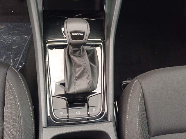 Skoda Karoq Drive 1,5 TSI 110 kW 7-Gang-DSG AHK Navi digitales Cockpit LED Sperrdiff.