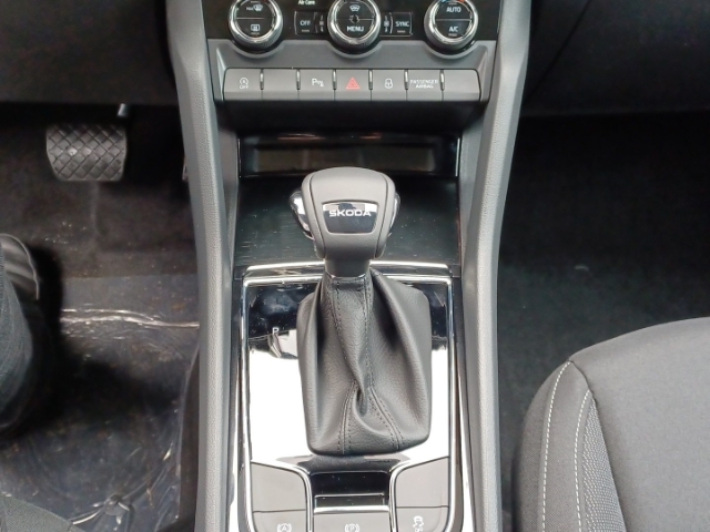 Skoda Karoq Drive 1,5 TSI 110 kW 7-G ang-DSG AHK digitales Cockpit