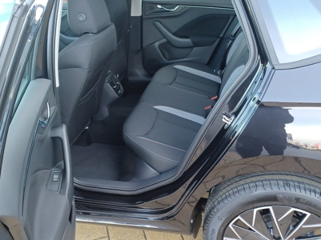 Skoda Kamiq Tour 1,5 TSI 110 kW 7-Ga ng-DSG Navi digitales Cockpit LED