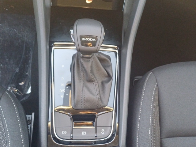 Skoda Karoq Tour 1,5 TSI 110 kW 7-Gang-DSG AHK Navi digitales Cockpit