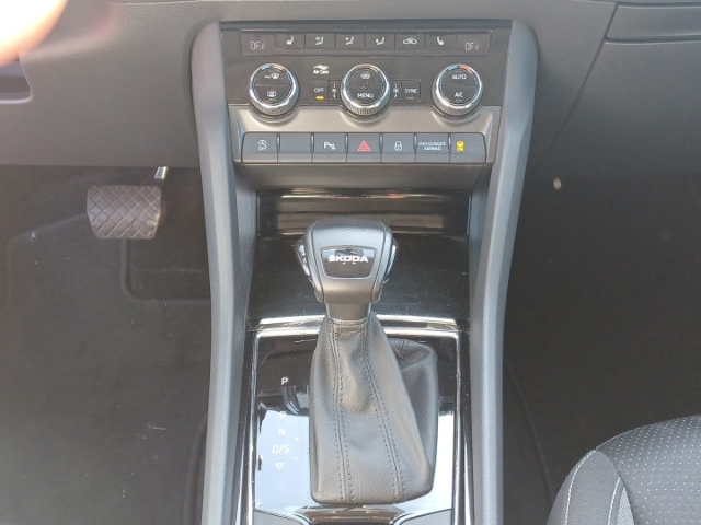 Skoda Karoq Ambition 1,5l TSI 7-Gang-DSG AHK Digitales Cockpit LED Sperrdiff.